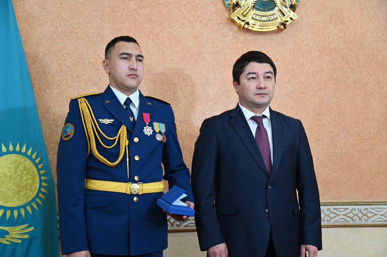 Áýe apatynda zardap shekkenderdi qutqarǵan áskerı qyzmetshi «Aıbyn» ordenimen marapattaldy