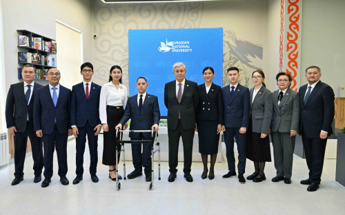 Qasym-Jomart Toqaev Stýdentter úıine bardy