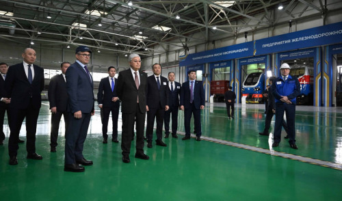 Prezıdent elektrovoz qurastyrý zaýytynyń jumysymen tanysty