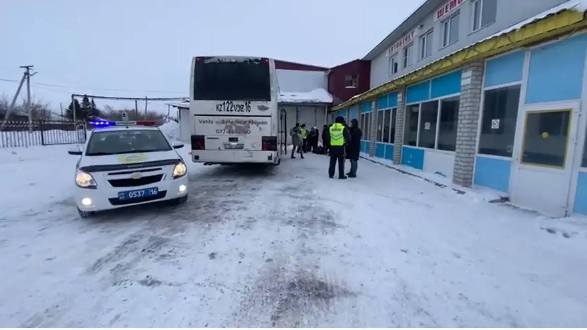 О́skemen-Novosıbırsk baǵytyndaǵy avtobýstan 46 adam evakýasııalanǵan