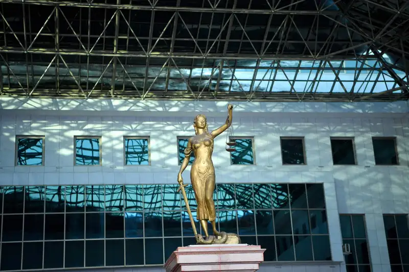 600 mln teńgeden astam aqsha jymqyrǵan áıeldiń jazasy jeńildedi