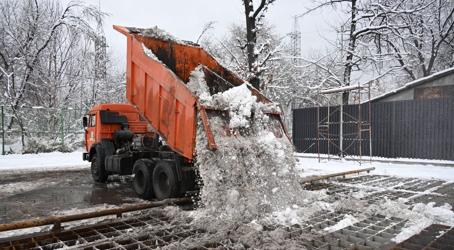 Almatyda qar eritetin alǵashqy pýnkt ashyldy