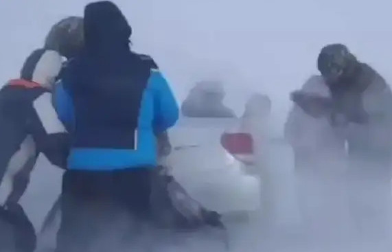 Qar qursaýynan 13 adam qutqaryldy