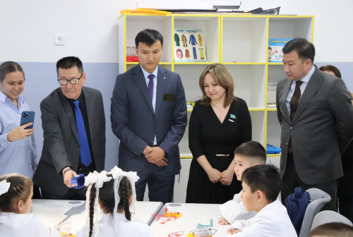 Májilismen BQO-daǵy alǵashqy jaıly mekteptiń jumysymen tanysty