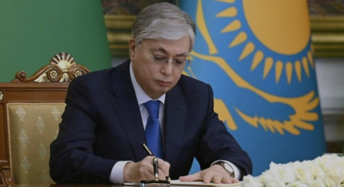 Prezıdent «Keleshek»  jınaqtaýshy júıesi týraly zańǵa qol qoıdy