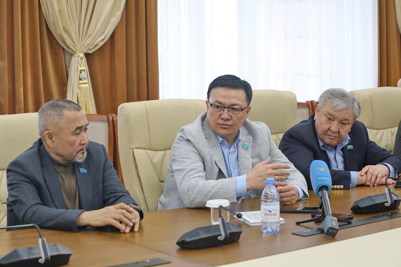 Máslıhat depýtattary máselelerin jetkizdi