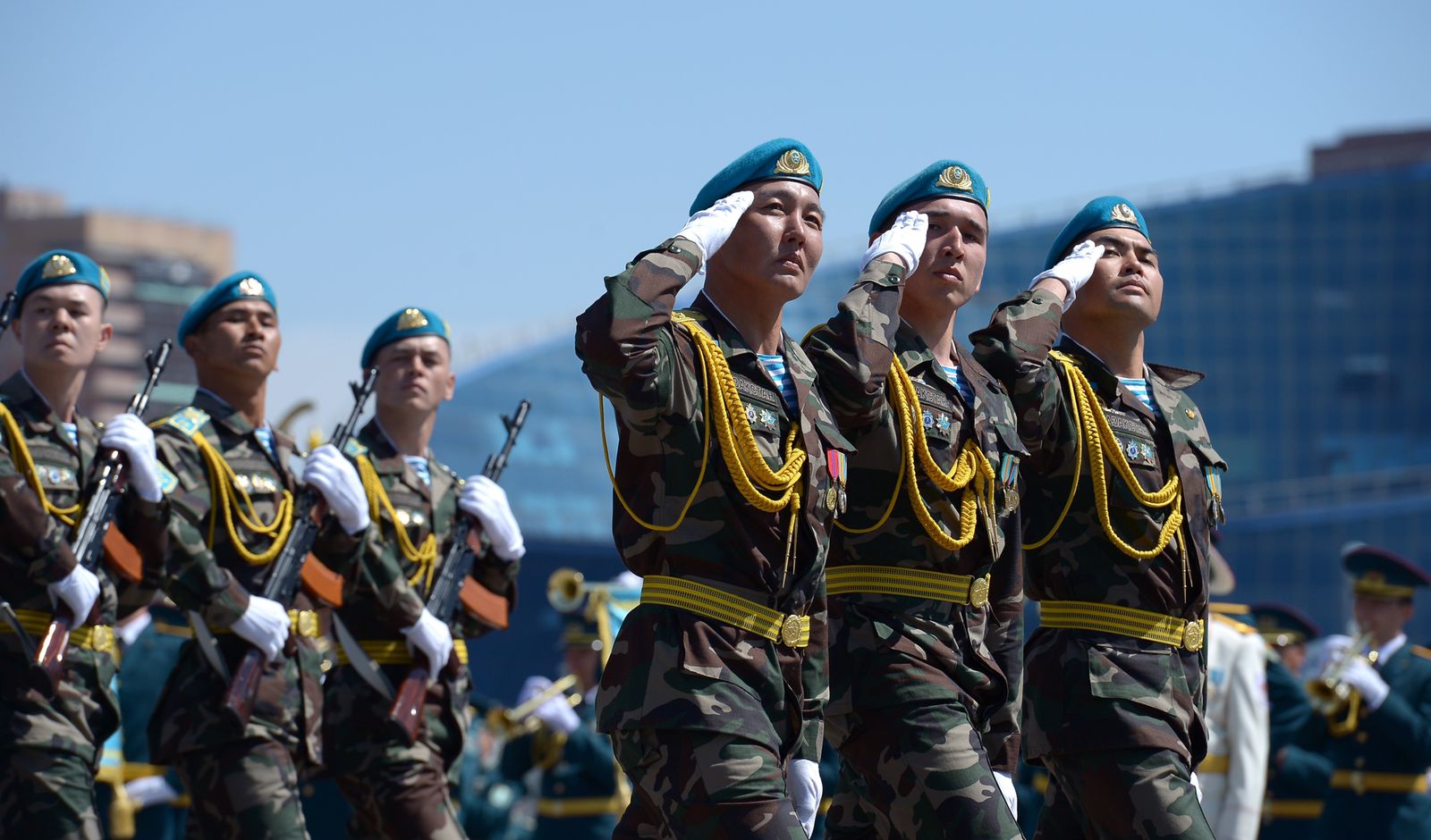 Ásker bedeli sarbazdar sapynan kórinedi