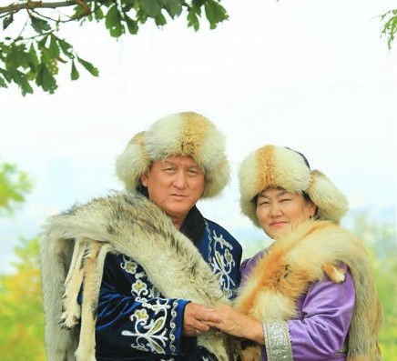 Kólde júzgen qos aqqýdaı...