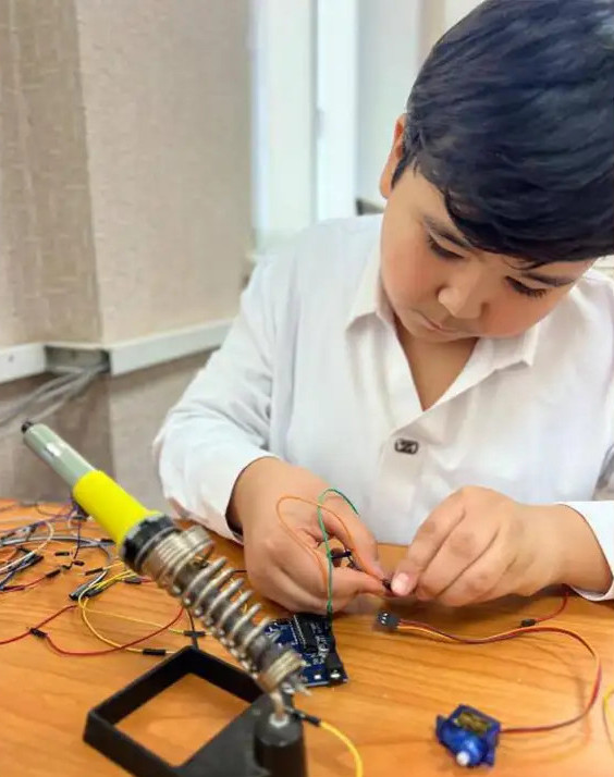 Oqýshy «aqyldy» qoqys jáshigin oılap tapty