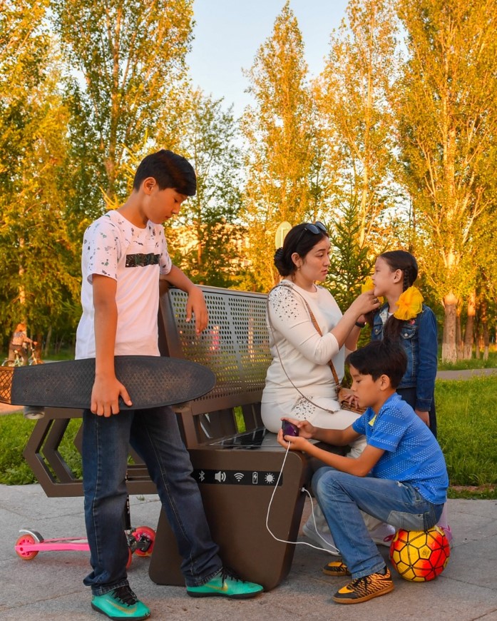 Áke jumysta. Balany kim tárbıeleıdi?