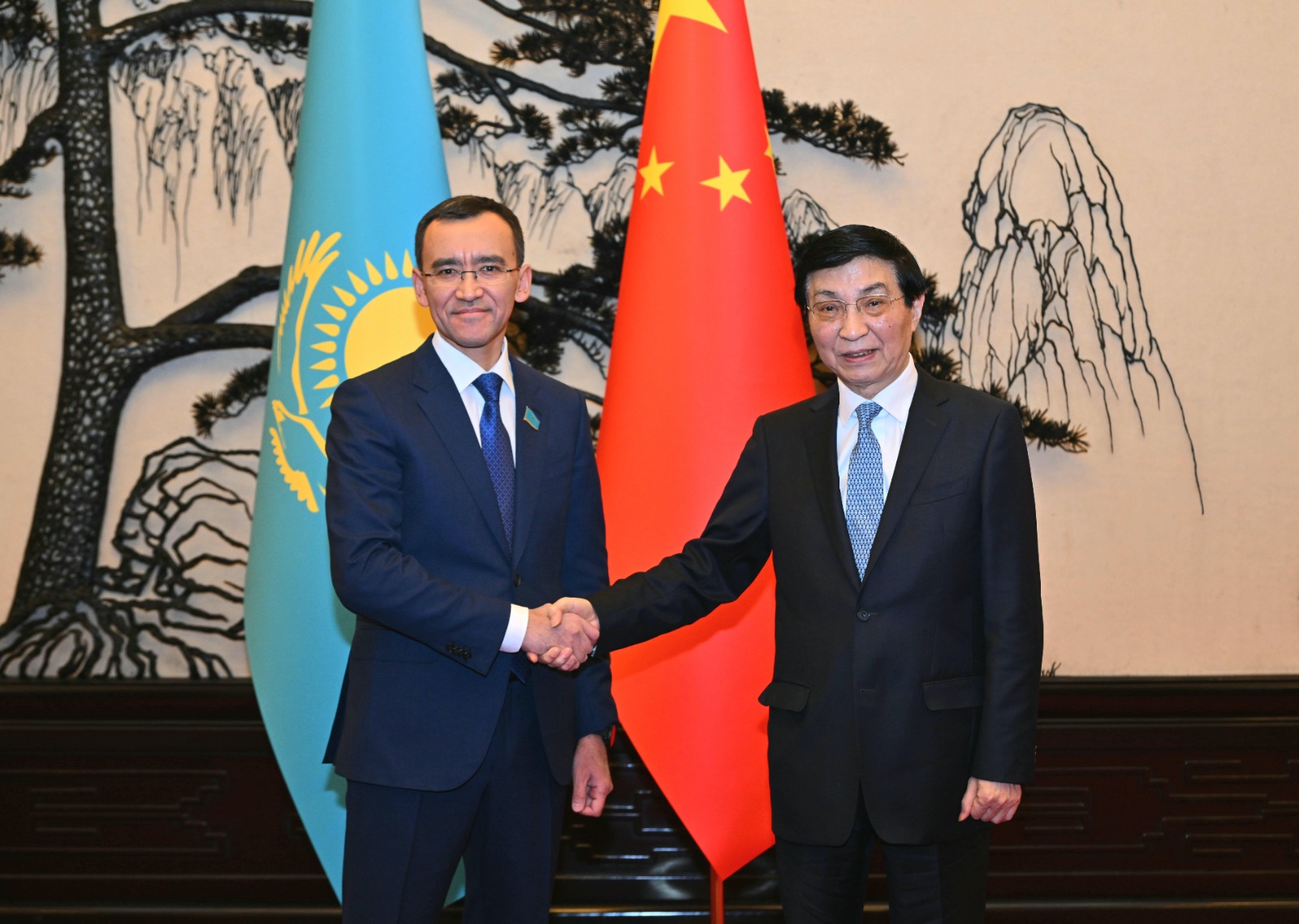 Qazaqstan – Qytaı belsendi dıalogti nyǵaıtýǵa beıil