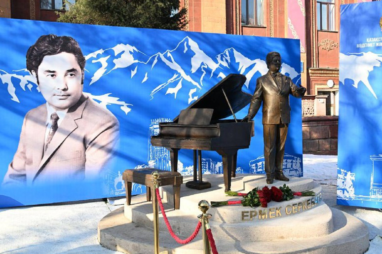 Almatyda Ermek Serkebaevtyń eskertkishi ashyldy