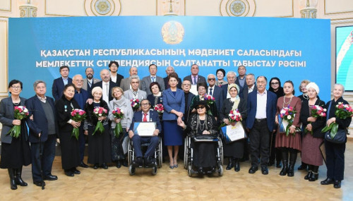 Ádebıet pen óner qaıratkerlerine memlekettik stıpendııa tabystaldy