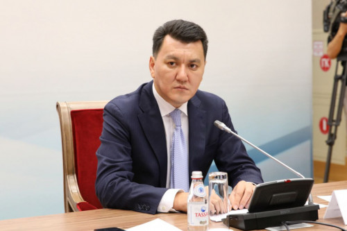 Memlekettik keńesshi qos basylymdy 105 jyldyǵymen quttyqtady