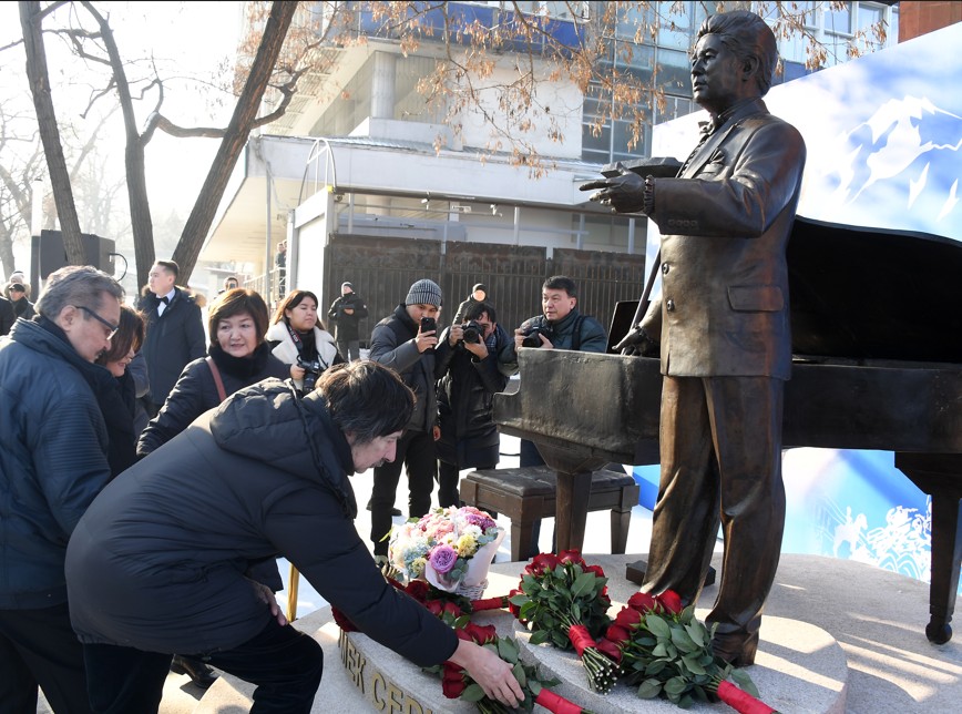 О́ner qaıratkerine qurmet