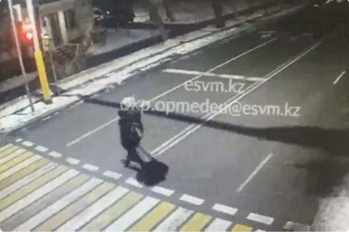 Almatyda er adam mektepke bara jatqan jasóspirimge shabýyl jasaǵan