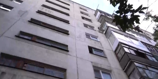 Astanada jasóspirim kópqabatty úıdiń terezesinen qulap ketti