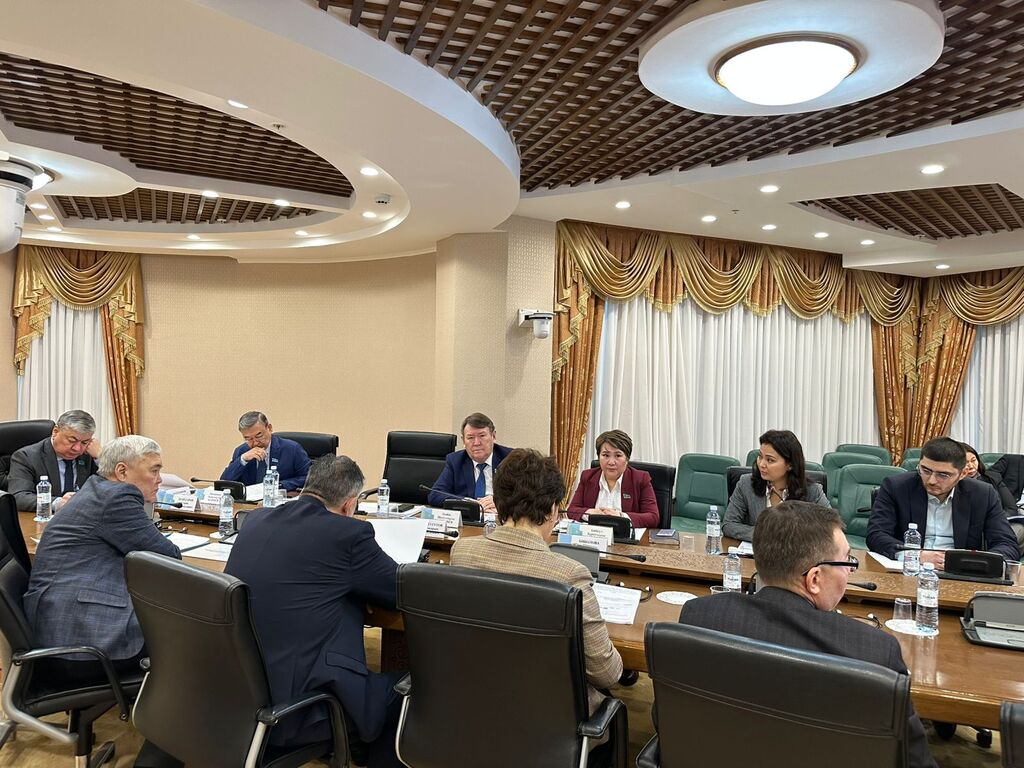 Poshta qyzmetin jetildirý máselesin talqylady