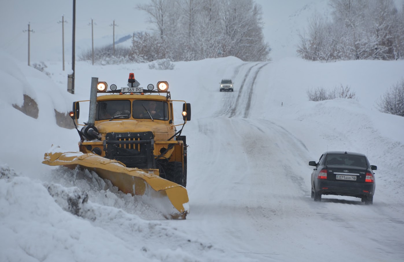 Qyryq kólik qar qursaýynda qaldy