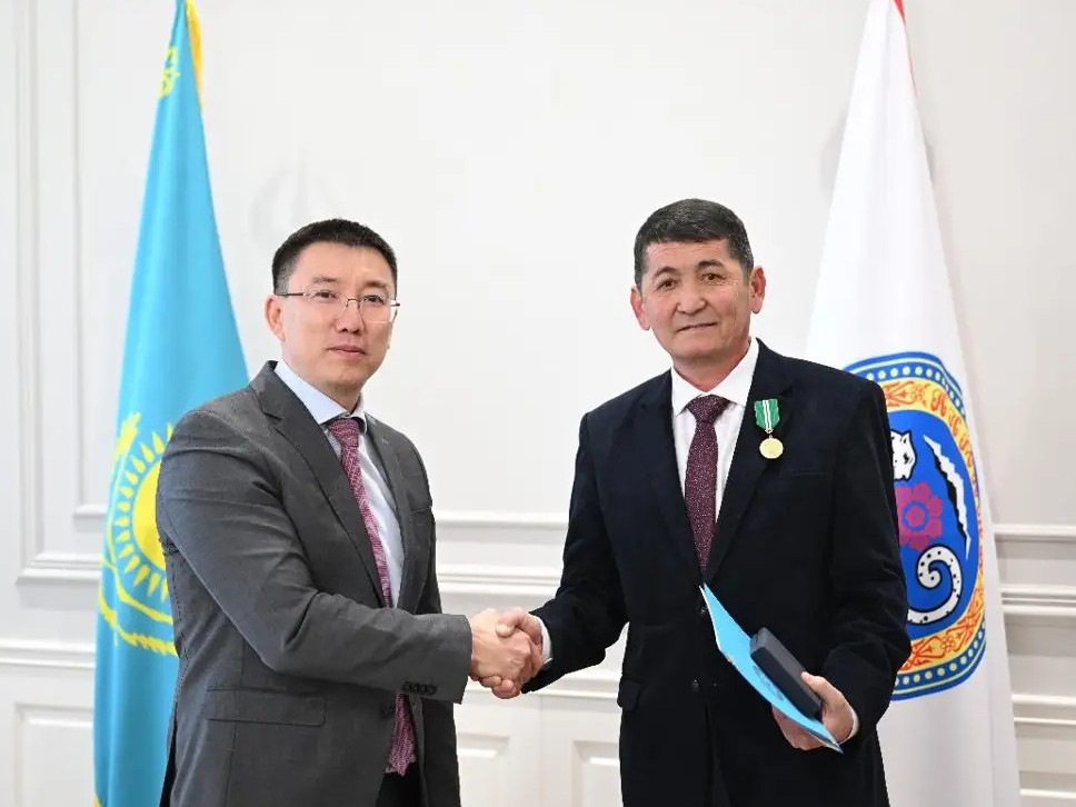 Avtobýs júrgizýshisi «Shapaǵat» medalimen marapattaldy