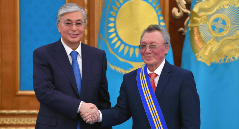 Prezıdent bas basylymdaǵy suhbatqa oraı Tólen Ábdikke jedelhat joldady