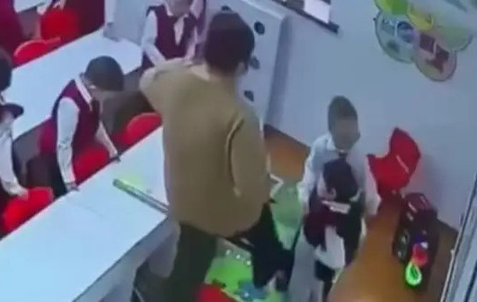 Atyraýda búldirshindi tepken tárbıeshi jumystan qýyldy