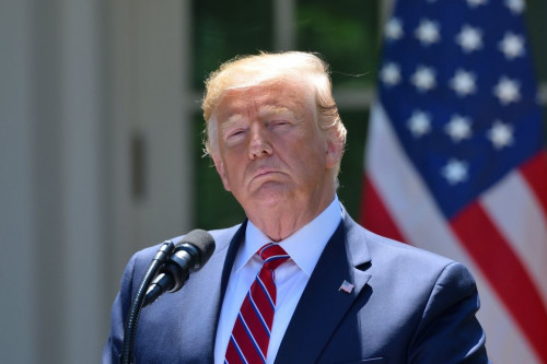 Donald Tramp 100-ge jýyq jarlyqqa qol qoımaqshy