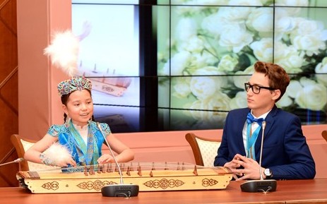 Daryndy balalarmen júzdesti