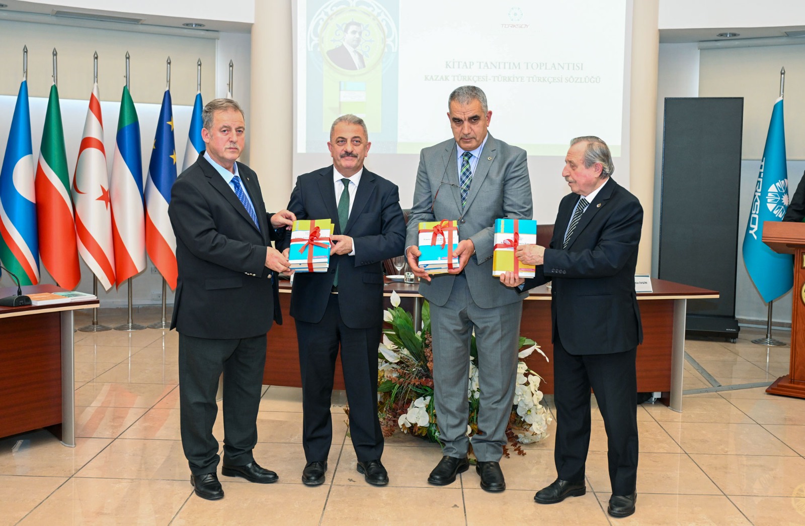 Qazaq-túrik tilderiniń keshendi sózdigi jaryq kórdi