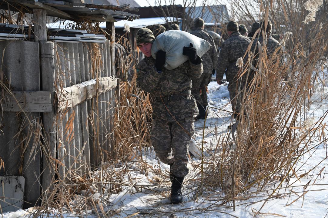 Desantshylar Almaty oblysyndaǵy aýyldy sý basý qaýpinen saqtady