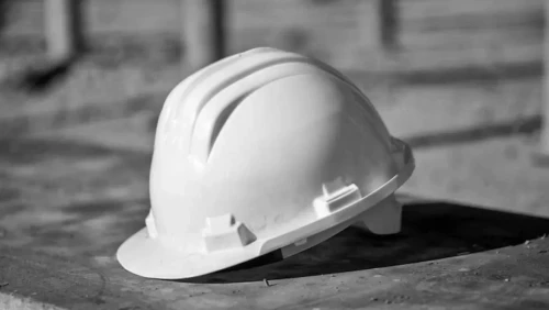 Astanada qurylys alańynda úsh jumysshy bıiktikten qulap ketti