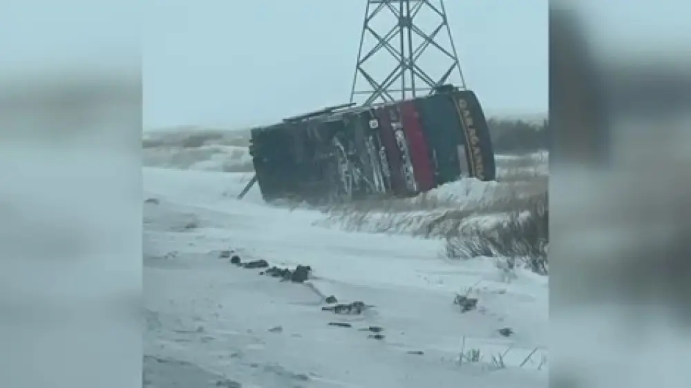 Qaraǵandy ​​oblysynda jolaýshylar mingen avtobýsty jel ushyryp áketti