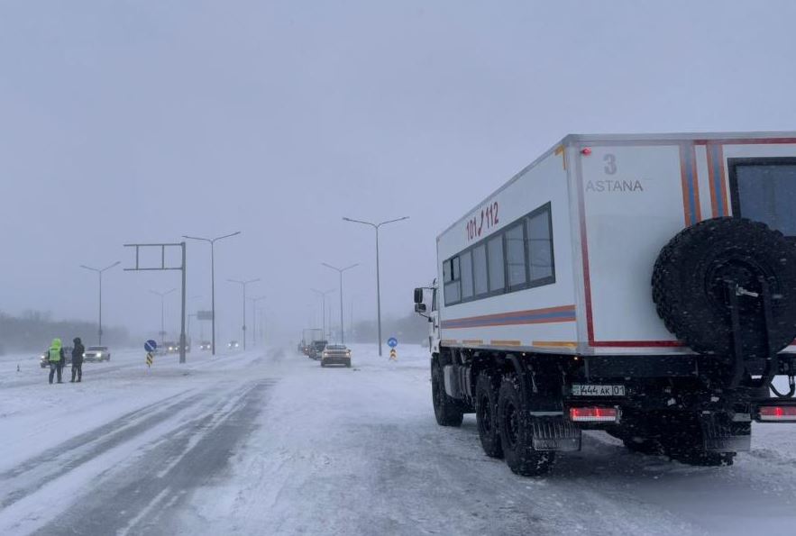 Qutqarýshylar júkti áıeldi aýrýhanaǵa jetkizdi