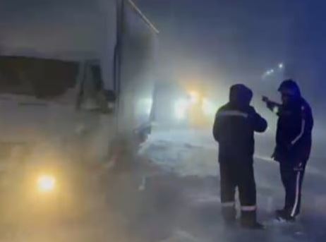 Túrkistanda jolda qalǵan jolaýshylar qaýipsiz aýmaqqa jetkizildi