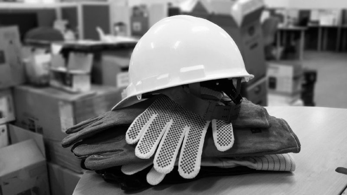 Atyraýda eki jumysshy bıikten qulap, bireýi qaza tapty