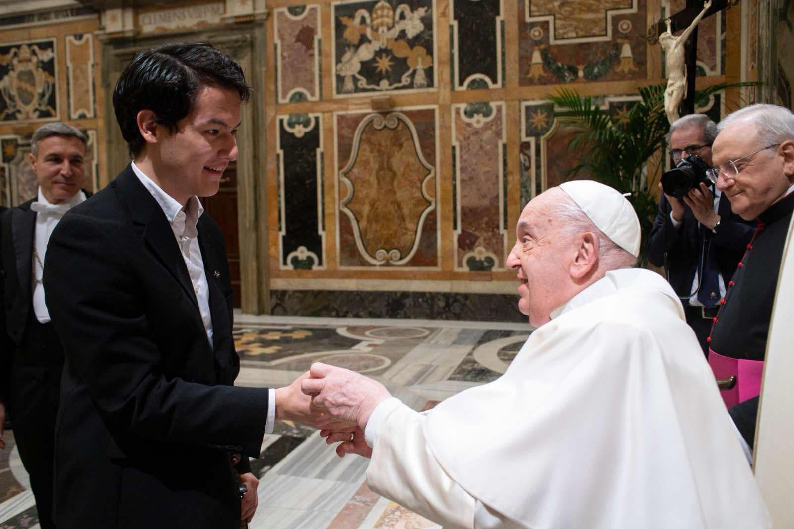 Rım Papasy rıza bolǵan qazaq mýzykanty