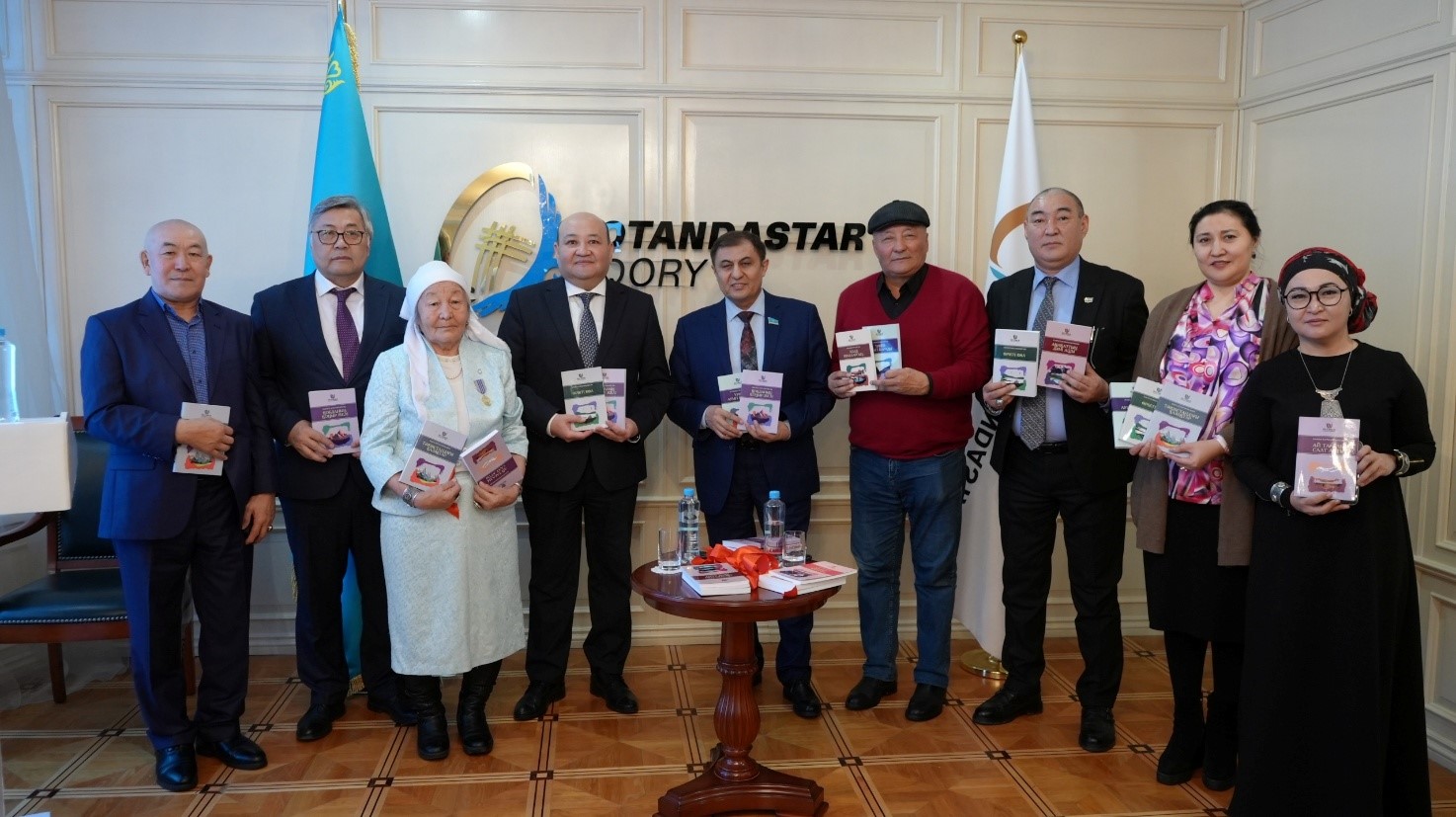 Qandas qalamgerler qýanyshy