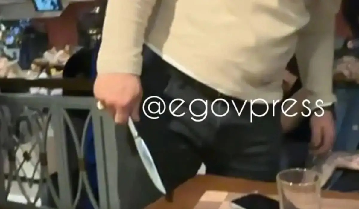 О́skemende er adam  kafede otyrǵandardy pyshaqpen qorqytty