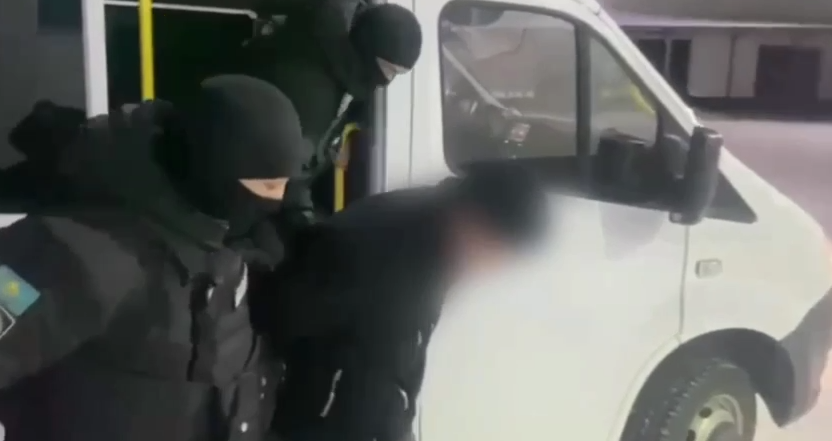 Er adam urylarmen birge týysynyń páterin tonaǵan