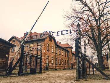 BUU Holokost qurbandaryn eske aldy