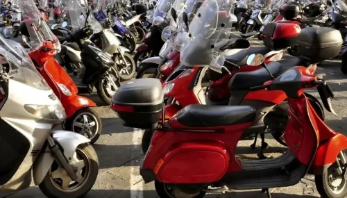 Almatyda alǵashqy 60 moped tirkeý nómirin aldy