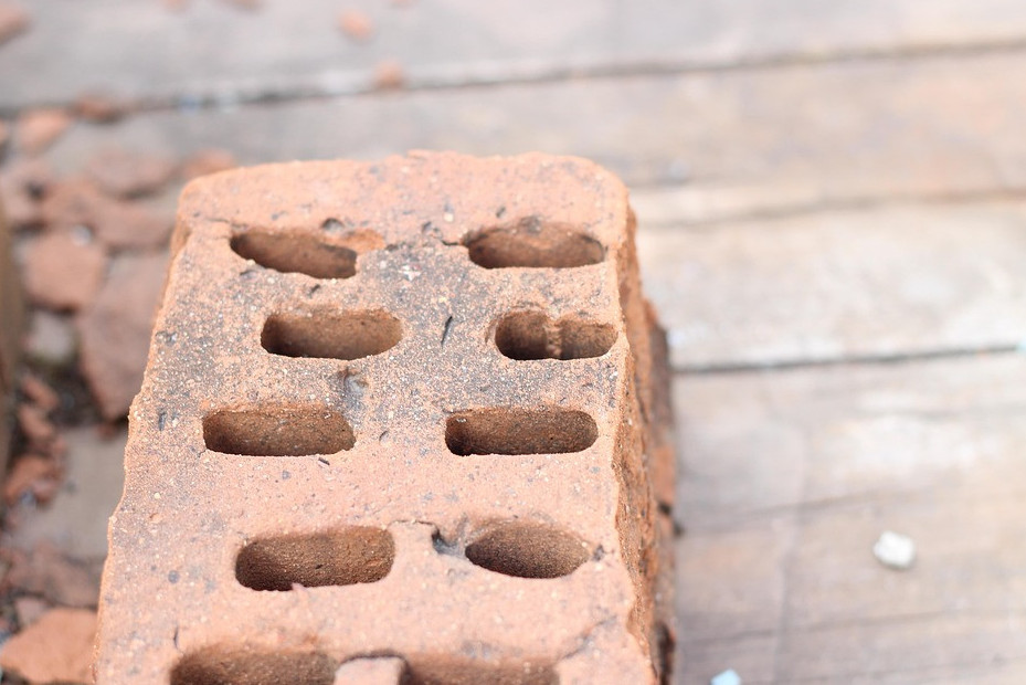 Oralda kisiniń basyna kirpish qulap, qaıtys boldy