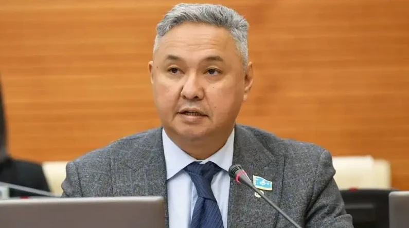 «Shtrafstan». Depýtat sátsiz termın qoldanǵanyn moıyndady