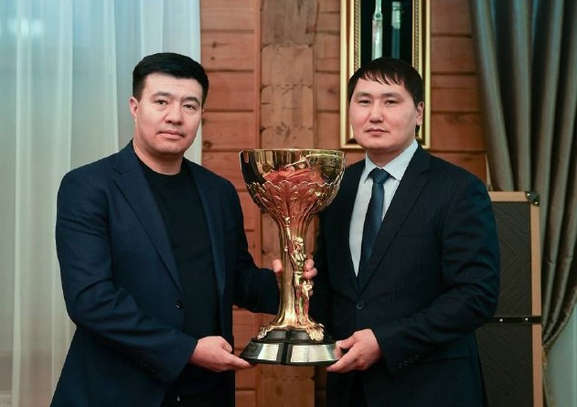 Baqtııar Artaevqa Vel Barker kýbogi qaıtaryldy