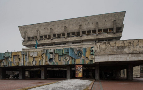 Teatr ujymy: eski ǵımarat qyzmetkerler ómirine qaýip tóndirip tur