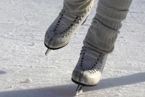 Almatydaǵy muz aıdynynda bir top qyz qatarlasyna álimjettik kórsetken