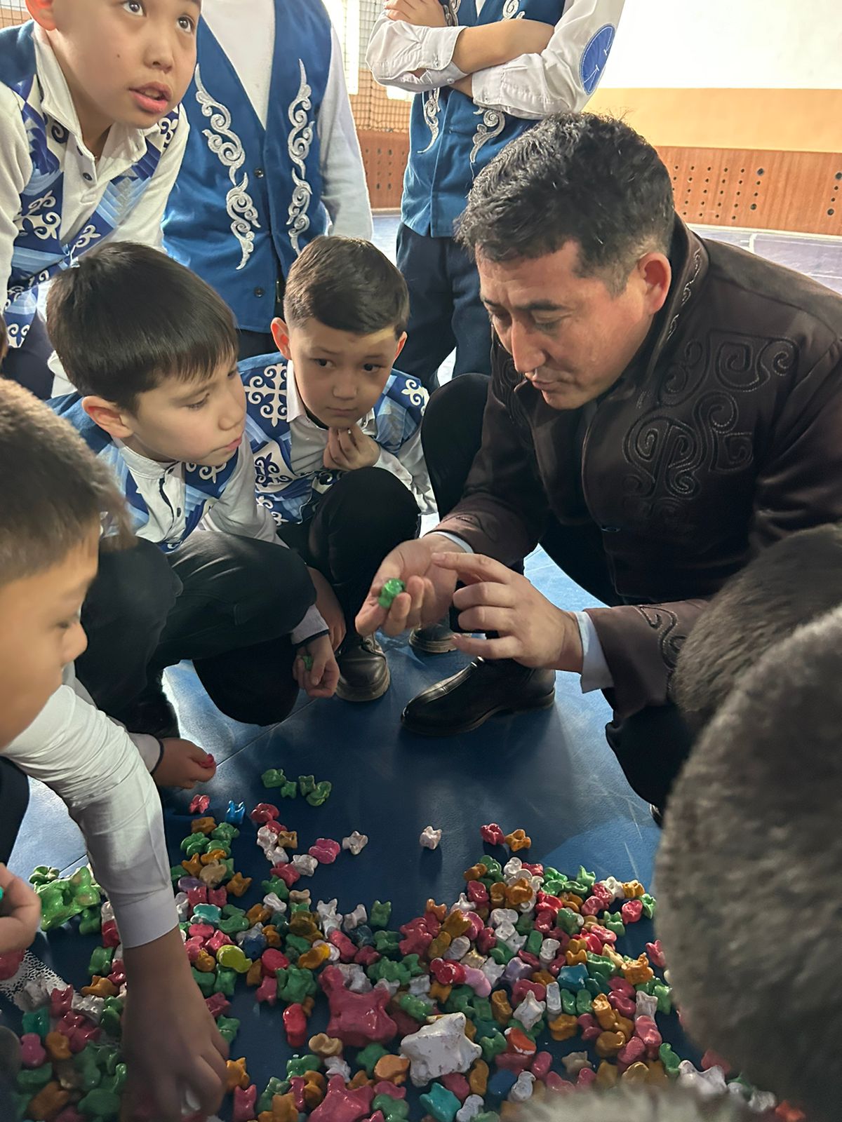 Dırektor men oqýshylar asyq oınap júr