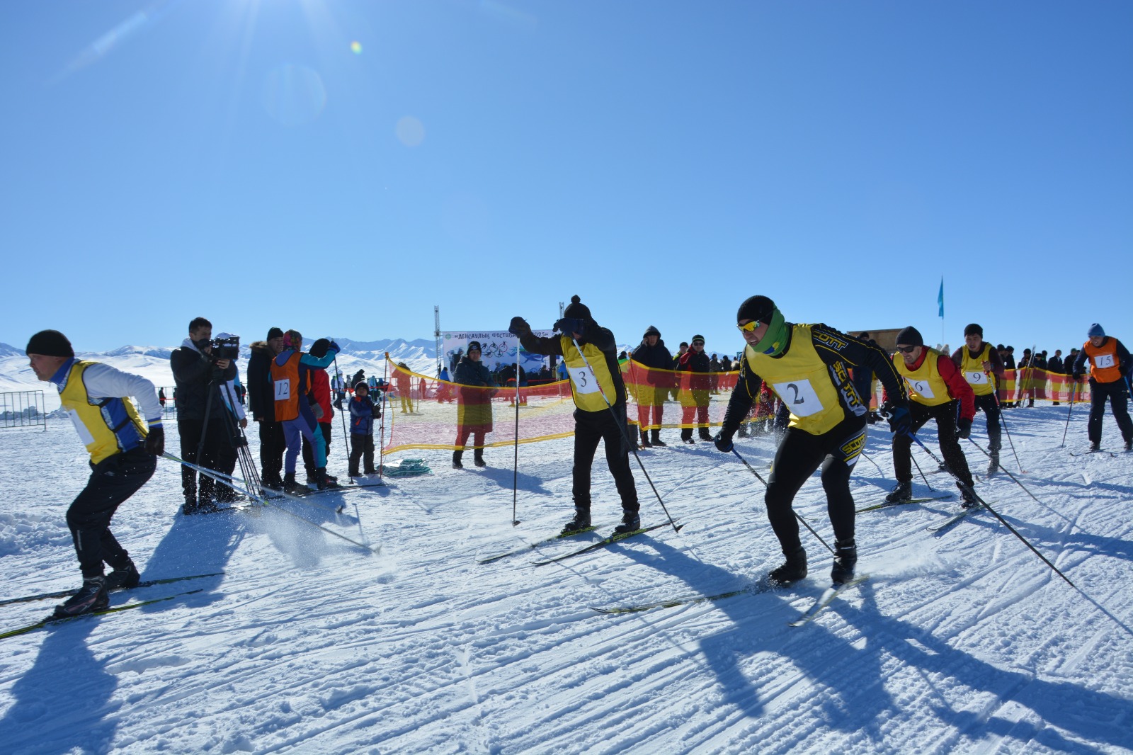 Aq qarǵa aıshyqtap iz saldy