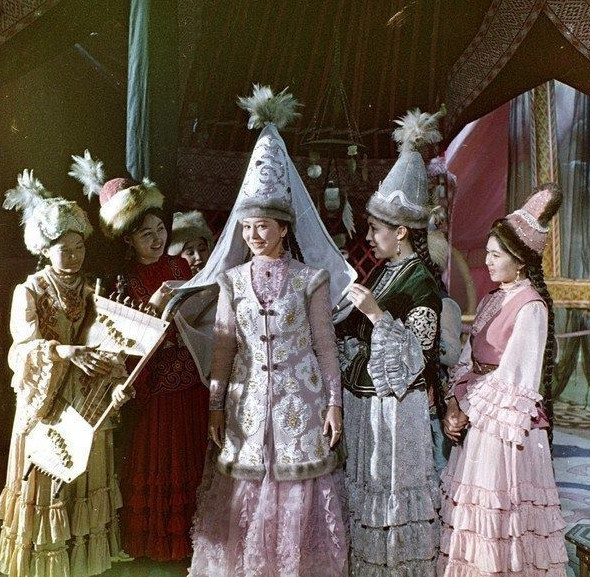 «Qyz Jibek» fılmindegi «Gákký» ánin kim oryndaǵan