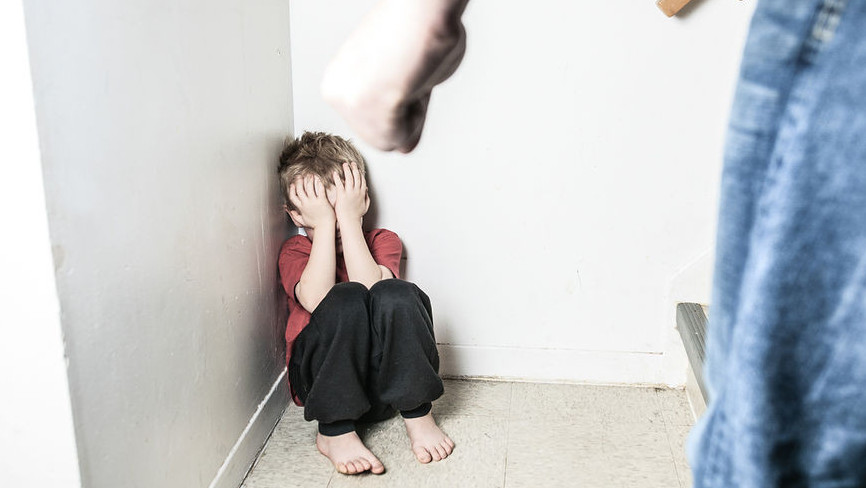 О́geı balasyn anasynyń kózinshe uryp óltirgen